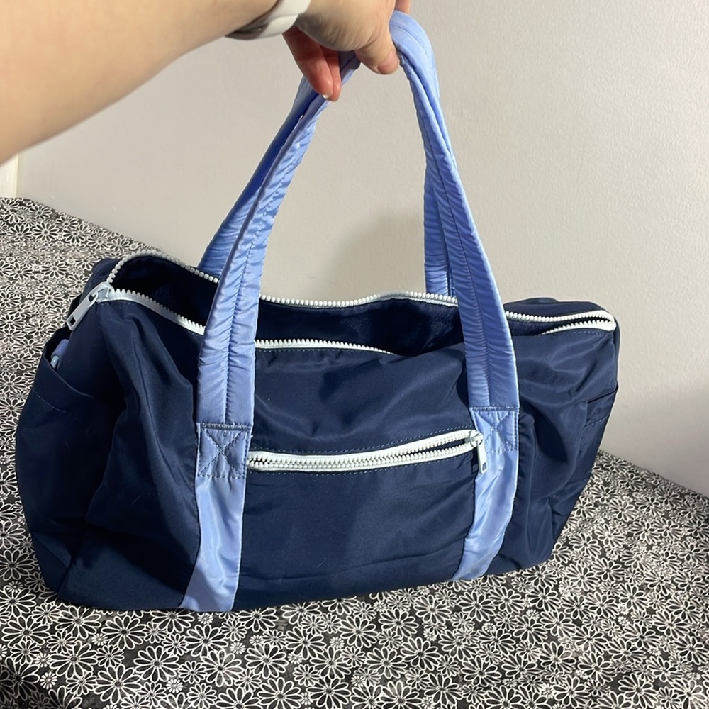 NWT - J crew duffel/travel bag with 7 pockets navy and light blue - Picture 8 of 10